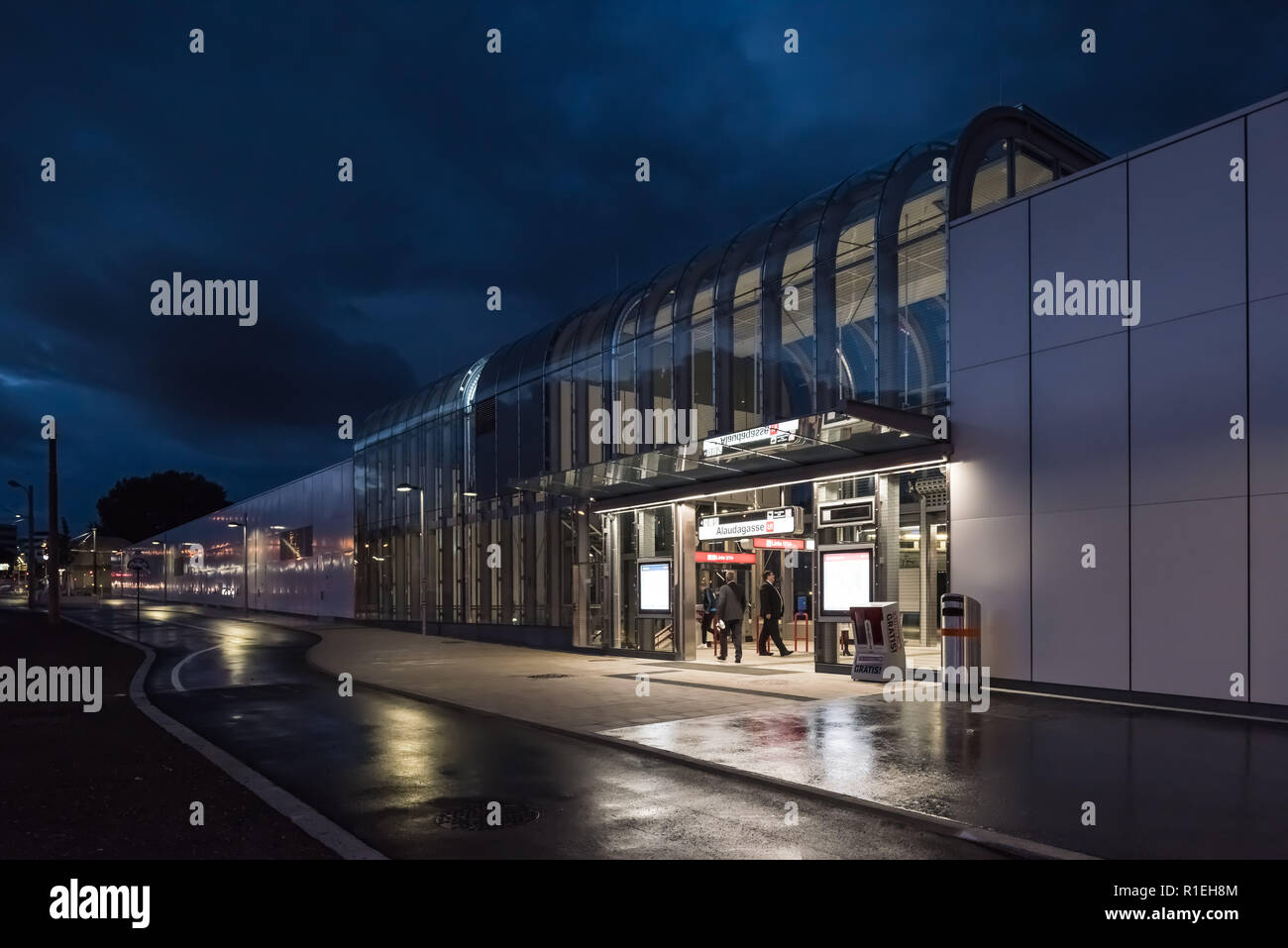 Wien, UBahnLinie U1, Station Alaudagasse Stockfotografie Alamy