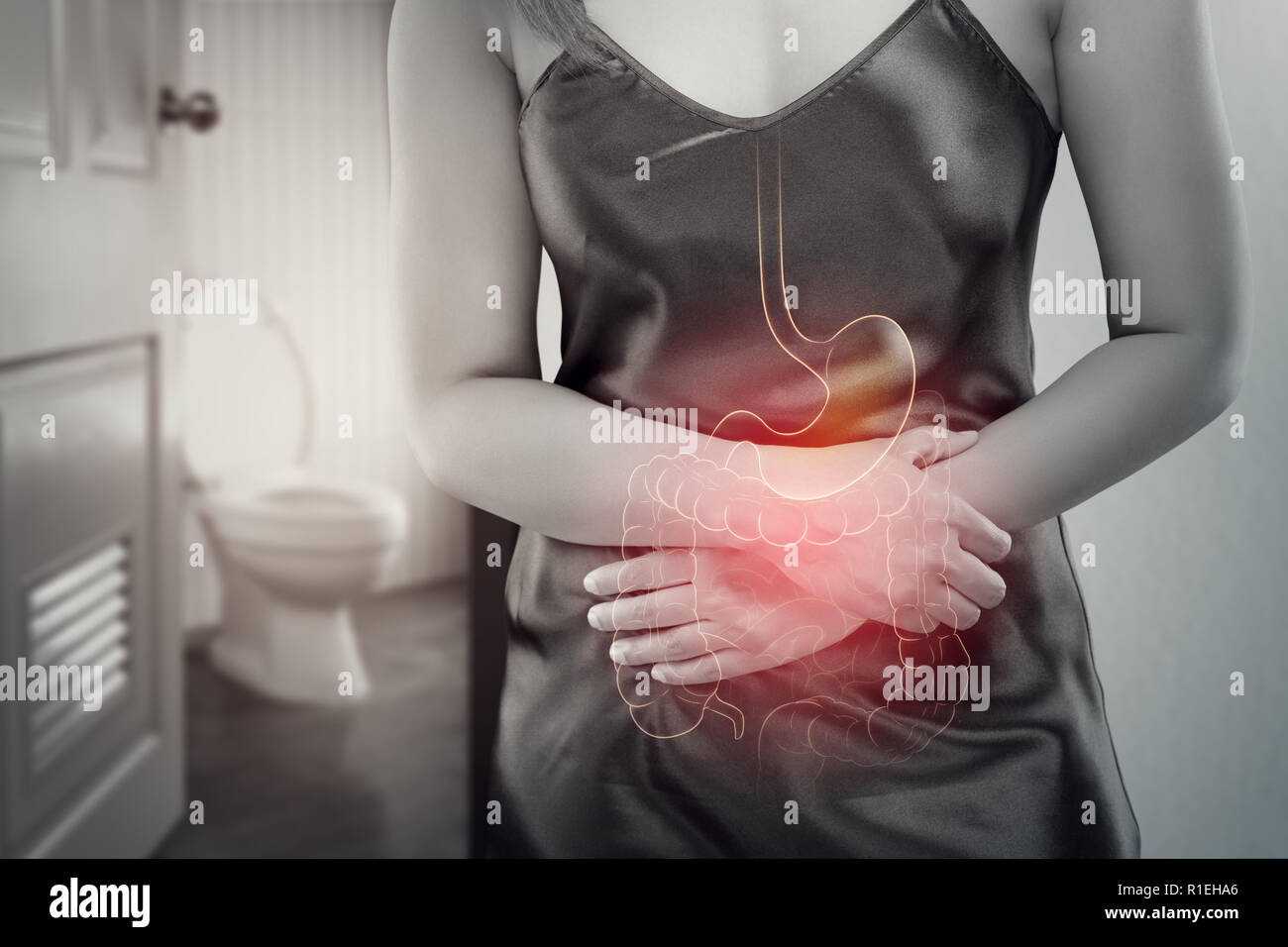 Asiatische Frau in Satin Nachthemd, für Sie auf Toilette, das Foto der inneren Organe der Frauen Körper gegen wc Hintergrund, Gesundheitswesen Stockfoto