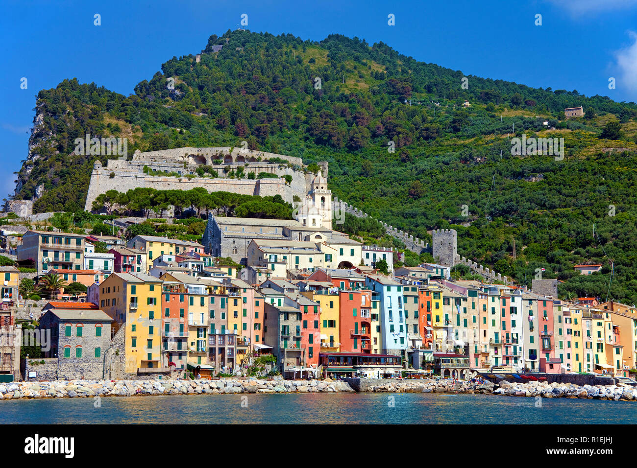 Bunte Häuserzeile am Hafen von Portovenere, Provinz La Spezia, Riviera di Levante, Ligurien, Italien Stockfoto