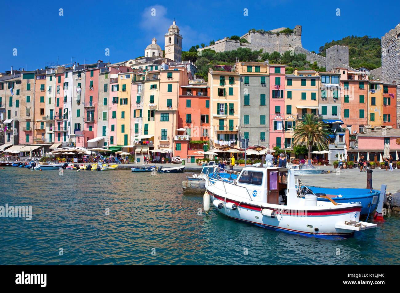 Bunte Häuserzeile am Hafen von Portovenere, Provinz La Spezia, Riviera di Levante, Ligurien, Italien Stockfoto