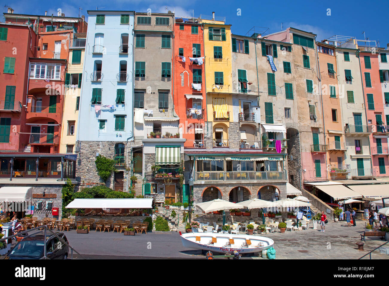 Bunte Häuserzeile am Hafen von Portovenere, Provinz La Spezia, Riviera di Levante, Ligurien, Italien Stockfoto