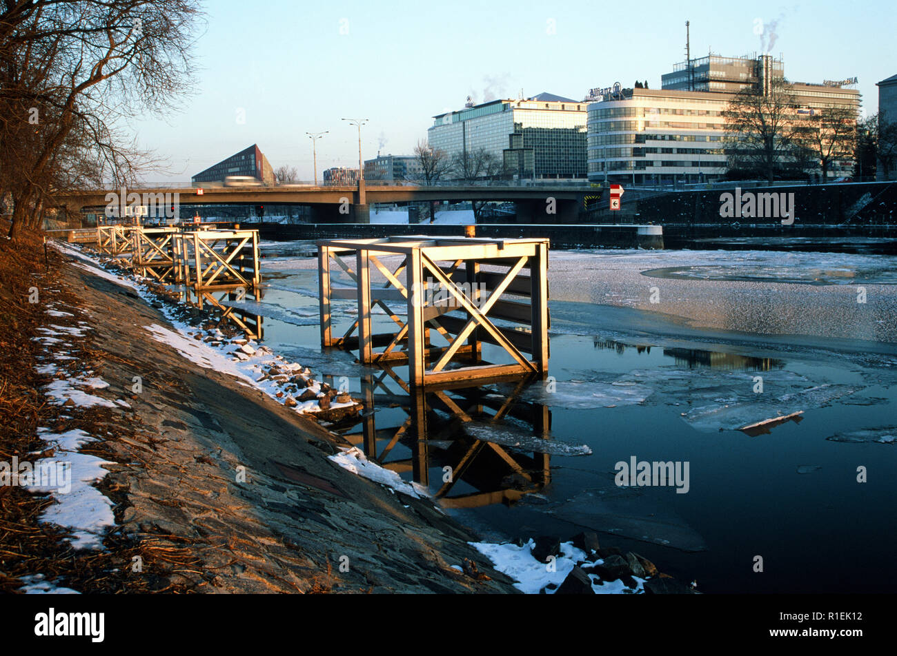 Moldau in Prag Abdeckung durch Eis und Schnee im Winter einfrieren, die umliegenden Gebäude Stockfoto