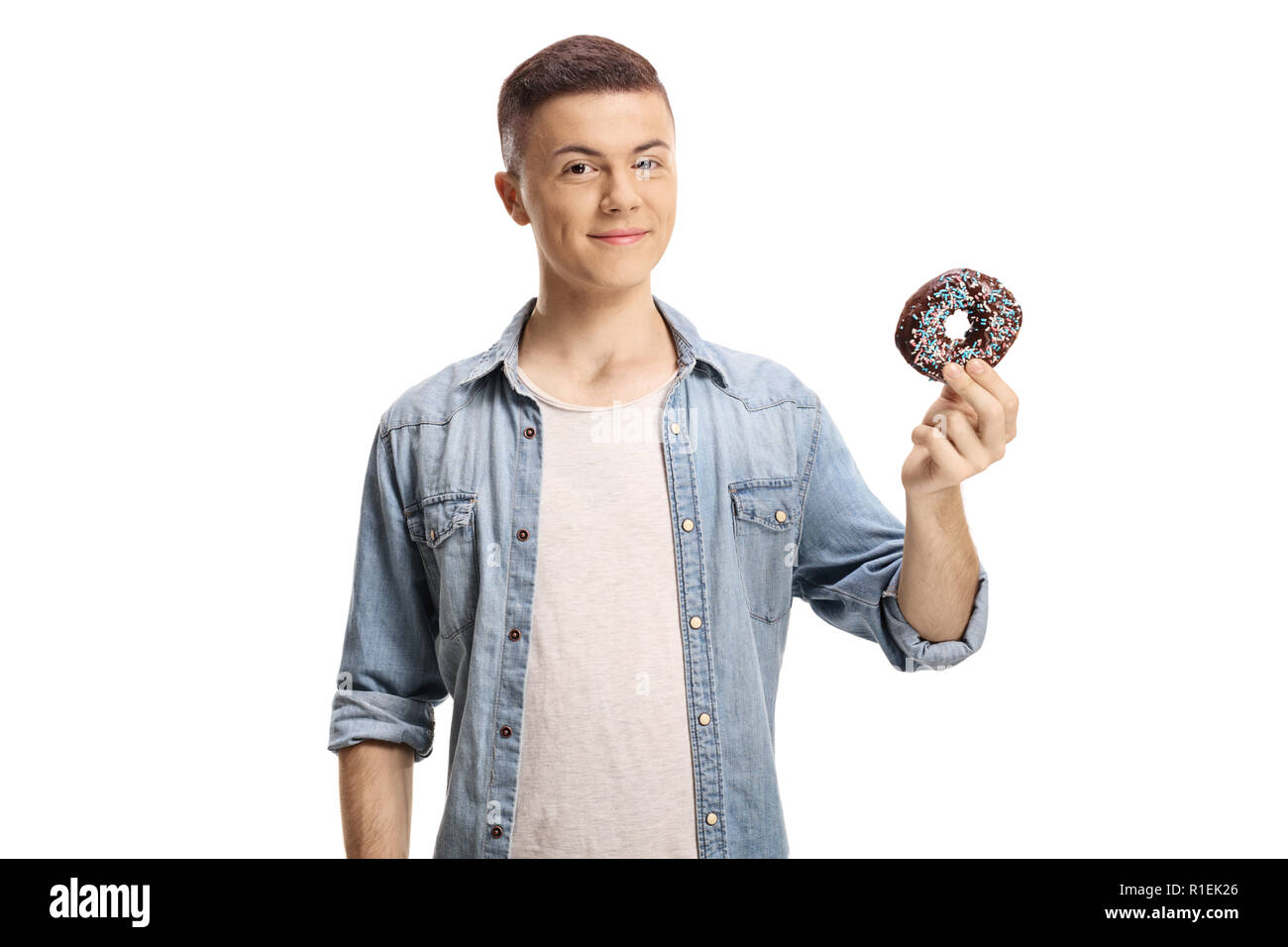 Junge Mann hält eine Schokolade Donut auf weißem Hintergrund Stockfoto