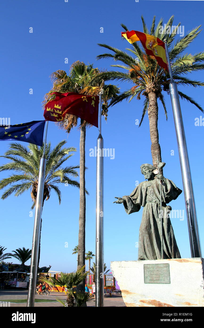 Santiago de la Ribera, Murcia, Spanien - 31. Juli 2018: Die Statue "Hommage an die Pilger, die von Juan Jose Quiros, Auf der Explanada Barnuevo, mit Flaggen von Stockfoto