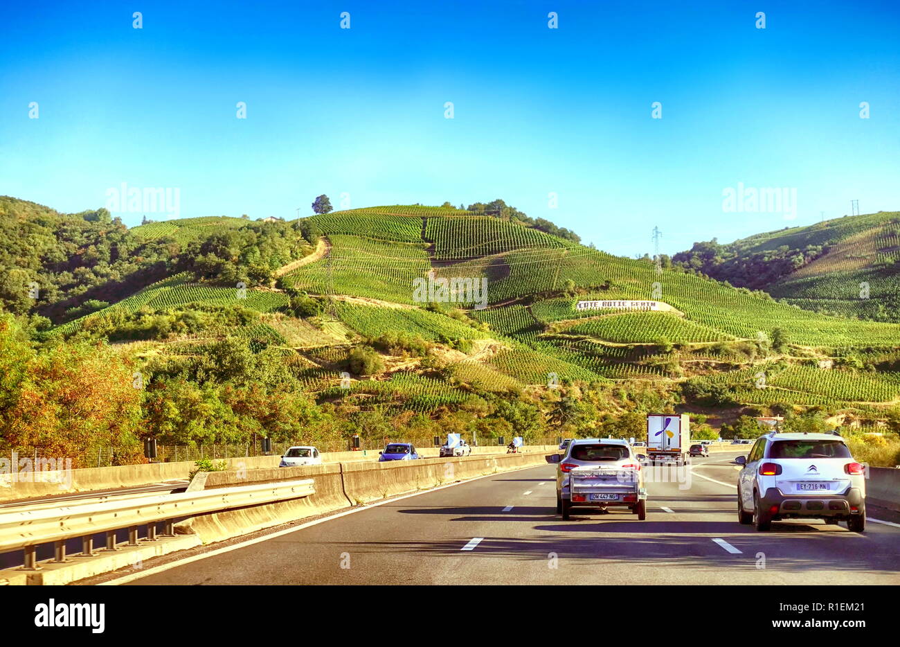 Rhône-Tal, Frankreich - 12. August 2018: Das Weingut Domaine Jean Michel Gerin COTE ROTIE, am frühen Morgen von der A7 Autobahn gesehen Stockfoto