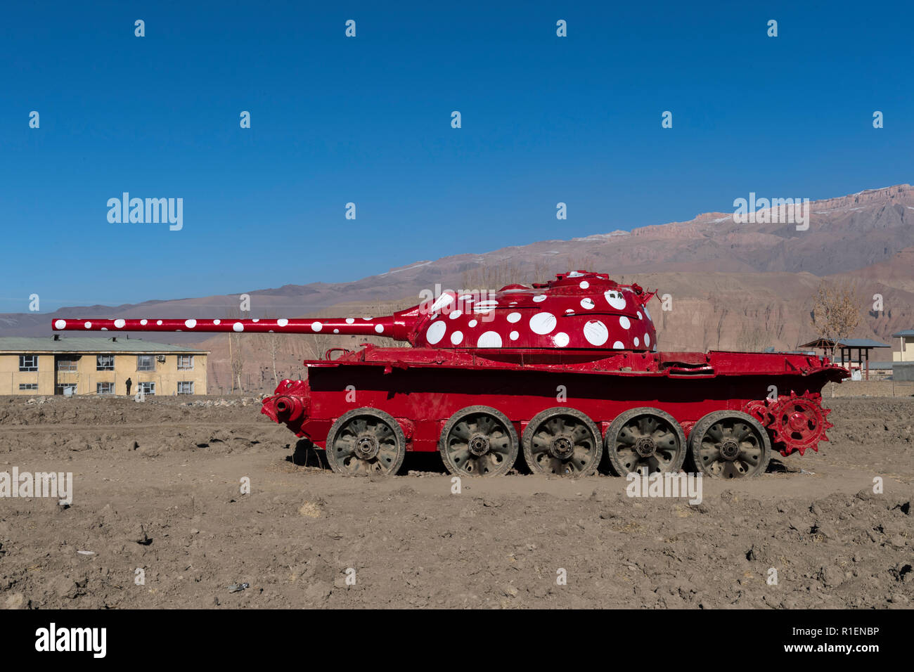 Alte ausgediente sowjetischer Panzer, die während der Invasion 1979, Farbig Lackiert nach Künstler in Rot mit weißen Punkten, Bamian, Provinz Bamyan, Afghanistan Stockfoto