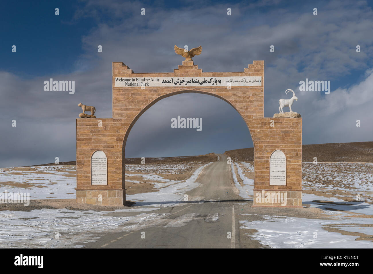 Eingangstor zu Band-e Amir Nationalpark mit Schnee bedeckten Straße und Landschaft im Winter, Provinz Bamyan, Afghanistan Stockfoto