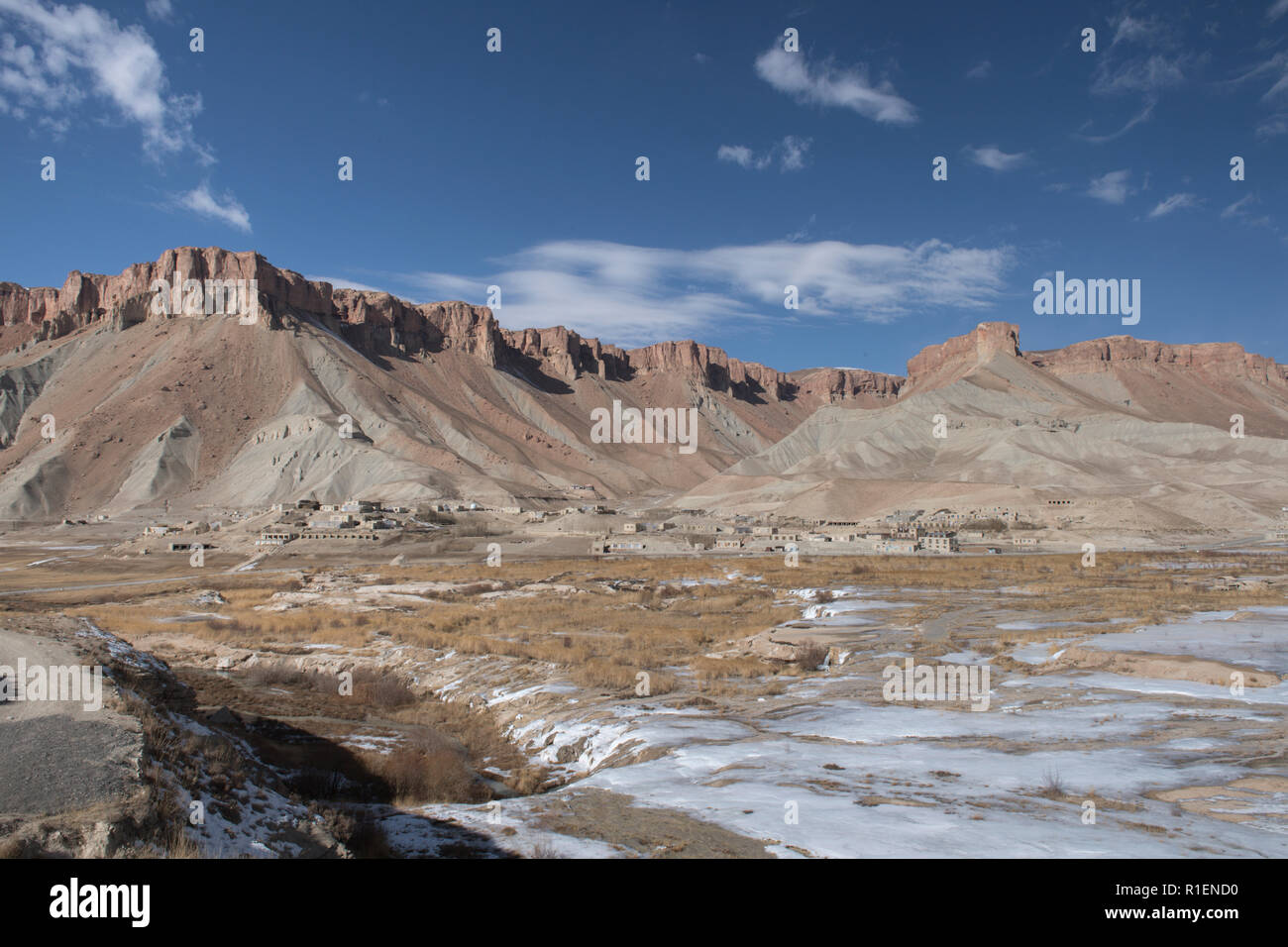 Dorf in der Nähe von Band-e Amir See mit gefrorenem Wasser und Bergen im Hintergrund, Band-e Amir Nationalpark, Provinz Bamyan, Afghanistan Stockfoto