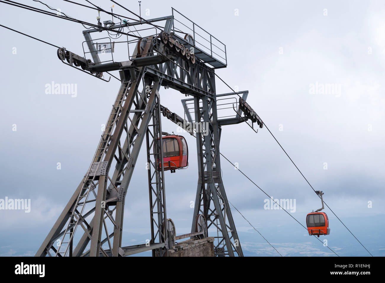 Rotes Kabel Kabinenbahn auf den Berg. Stockfoto