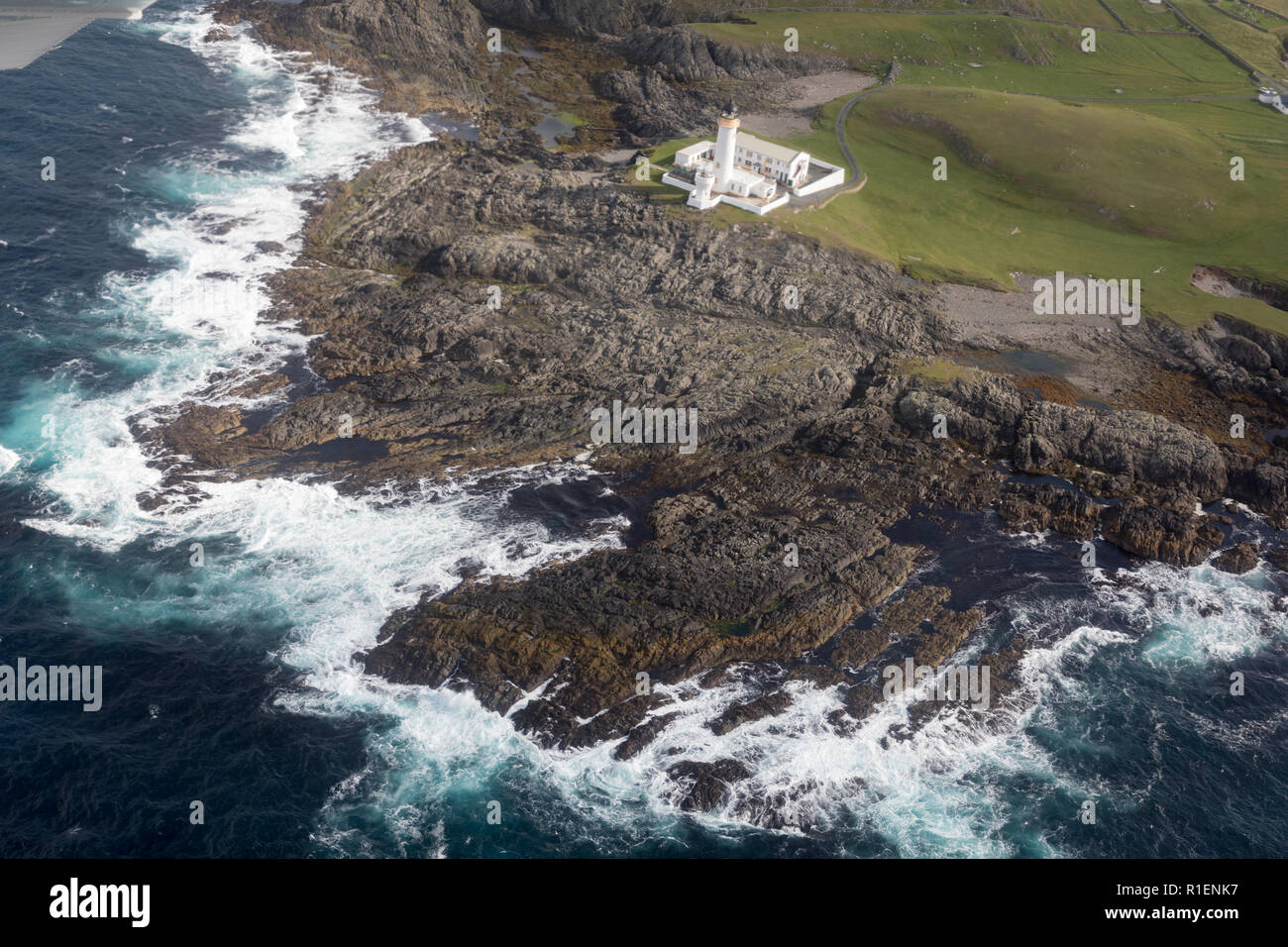 Fair Isle südlich Leuchtturm aus der Luft Stockfoto