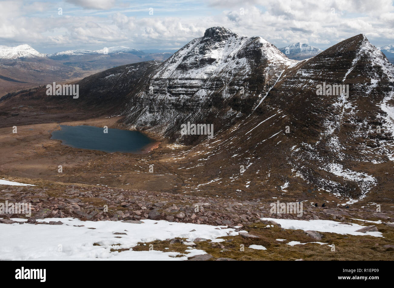 Der quinag Spidean Coinich mit Lochan Bealach Cornaidh und Canisp in der Ferne Stockfoto