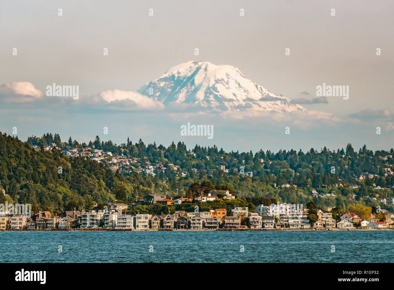 Mount Rainier, die sich aus den Wolken über Seattle von Elliott Bay, Puget Sound, Washington State, USA. Stockfoto