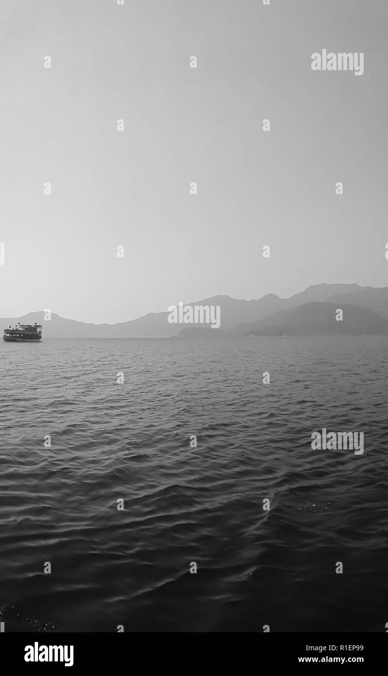 Erholung auf dem Boot in der Nähe der Ufer von einem Berg Stockfoto