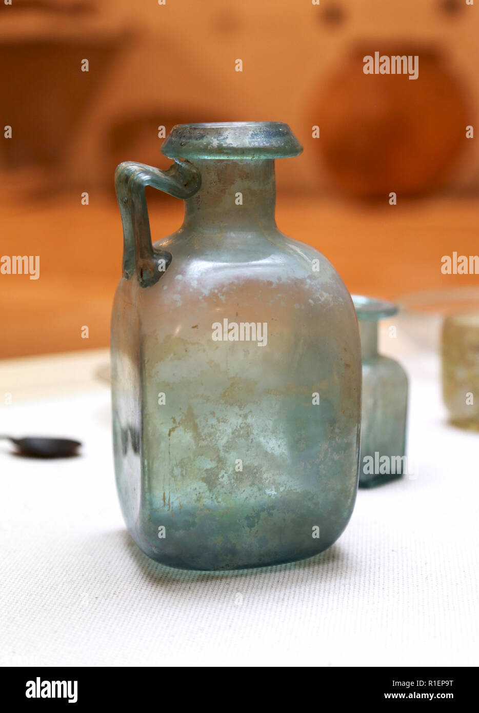 Glas Container und andere Gegenstände zum Tisch- und Küchengebrauch Objekte. Die römische Kultur. Geblasenes Glas. 1. - 2. Stockfoto