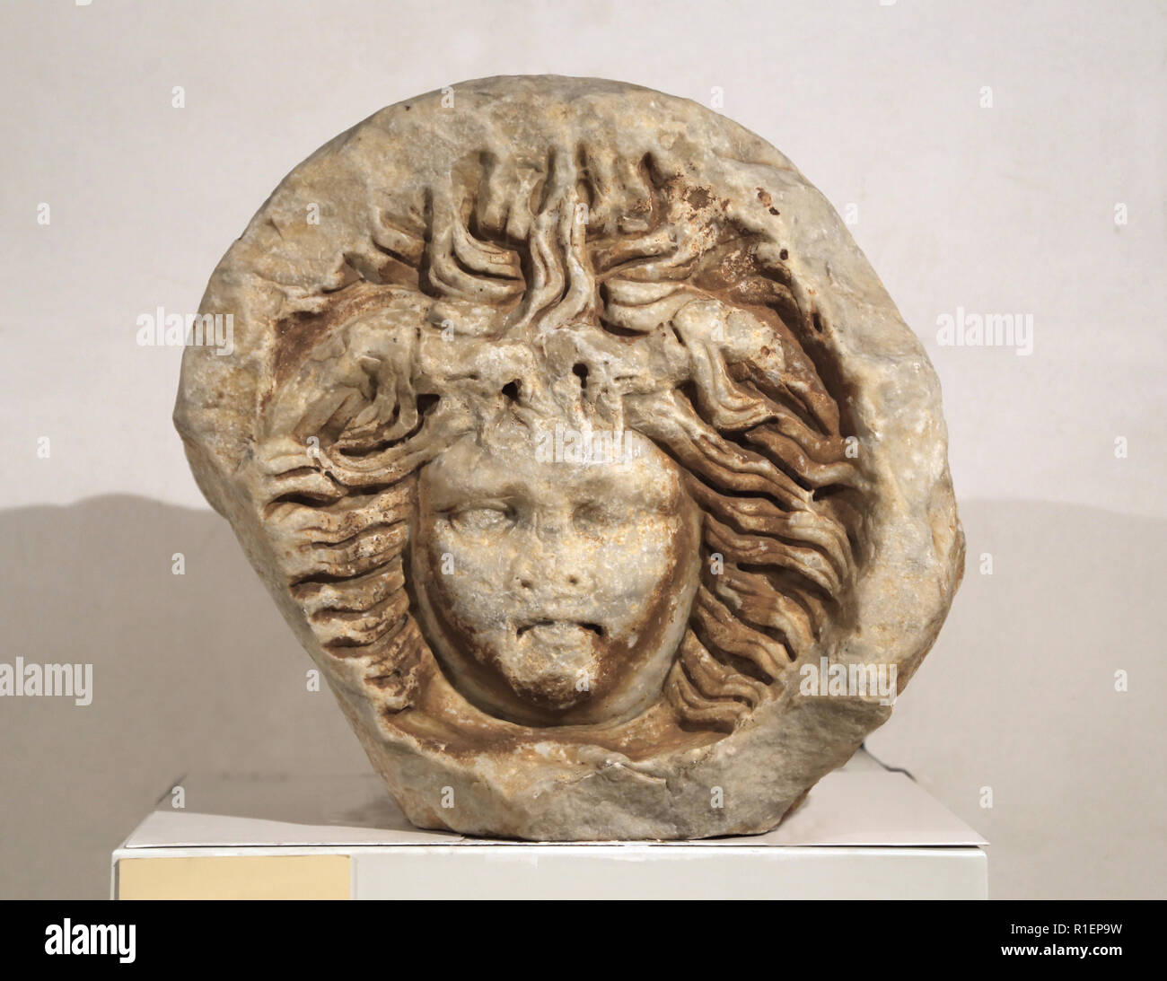 Relief mit der Darstellung eines Medusa-Kopf, 1. - 2. c. AD. Die römische Kultur, weißen Marmor. Santa Eulalia de Provençana Hospitalet de Llobregat. Stockfoto