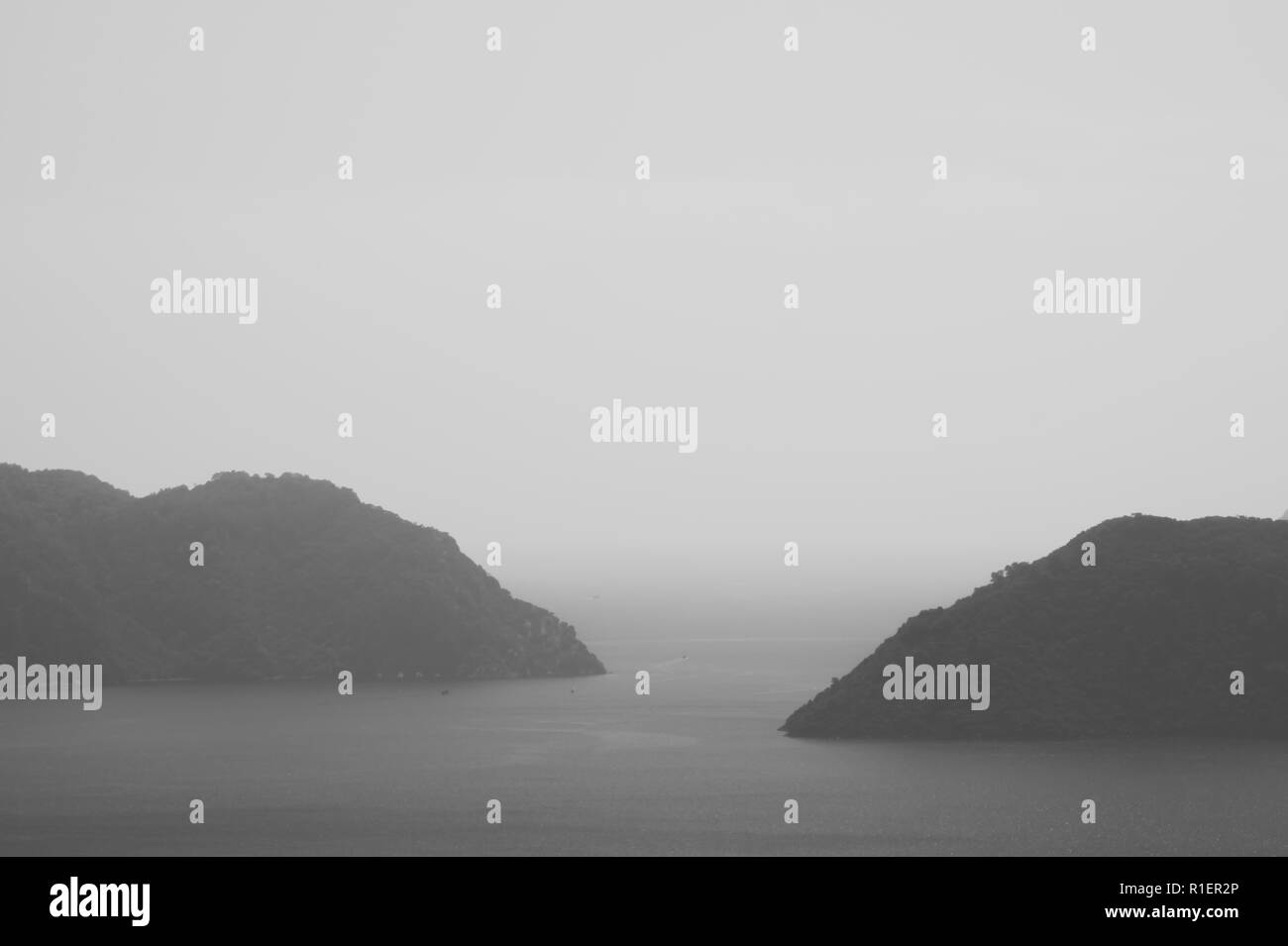 Die Landschaft mit den Bergen und Inseln Stockfoto