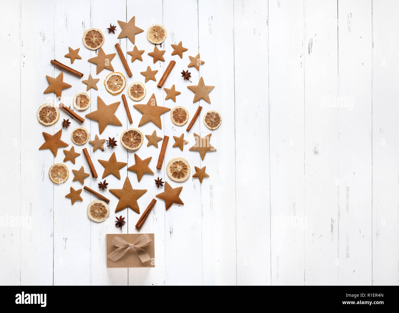 Weihnachtsbaum von Cookies und backzutat Stockfoto