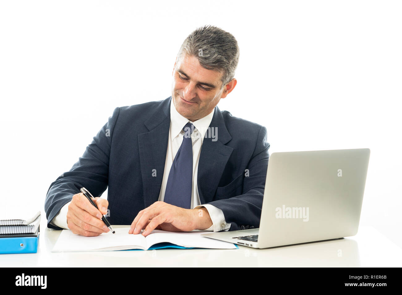 Lächelnd und selbstbewusst Grauhaariger executive Geschäftsmann mit Laptop arbeiten und Surfen im Internet in Wirtschaft und Technologie Konzept auf isolierte Stockfoto