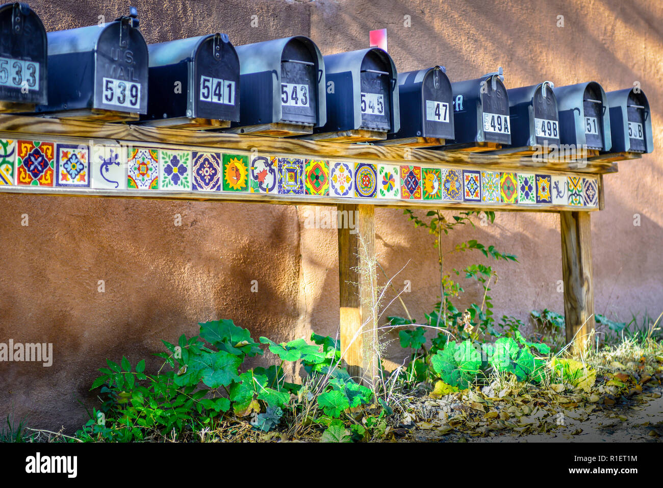 Eine Reihe von Mailboxen mit mexikanischen Fliesen Akzente in einem alten historischen Downtown Viertel in Santa Fe, NM Stockfoto