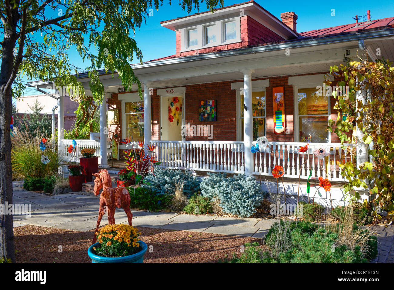 Dekorative Terrasse, Hof und Eingang zum Canyon Road Galerie für Zeitgenössische Kunst Gebäude während des Sonnenuntergangs in der historischen kunst-Bezirk von Santa Fe, NM, USA Stockfoto