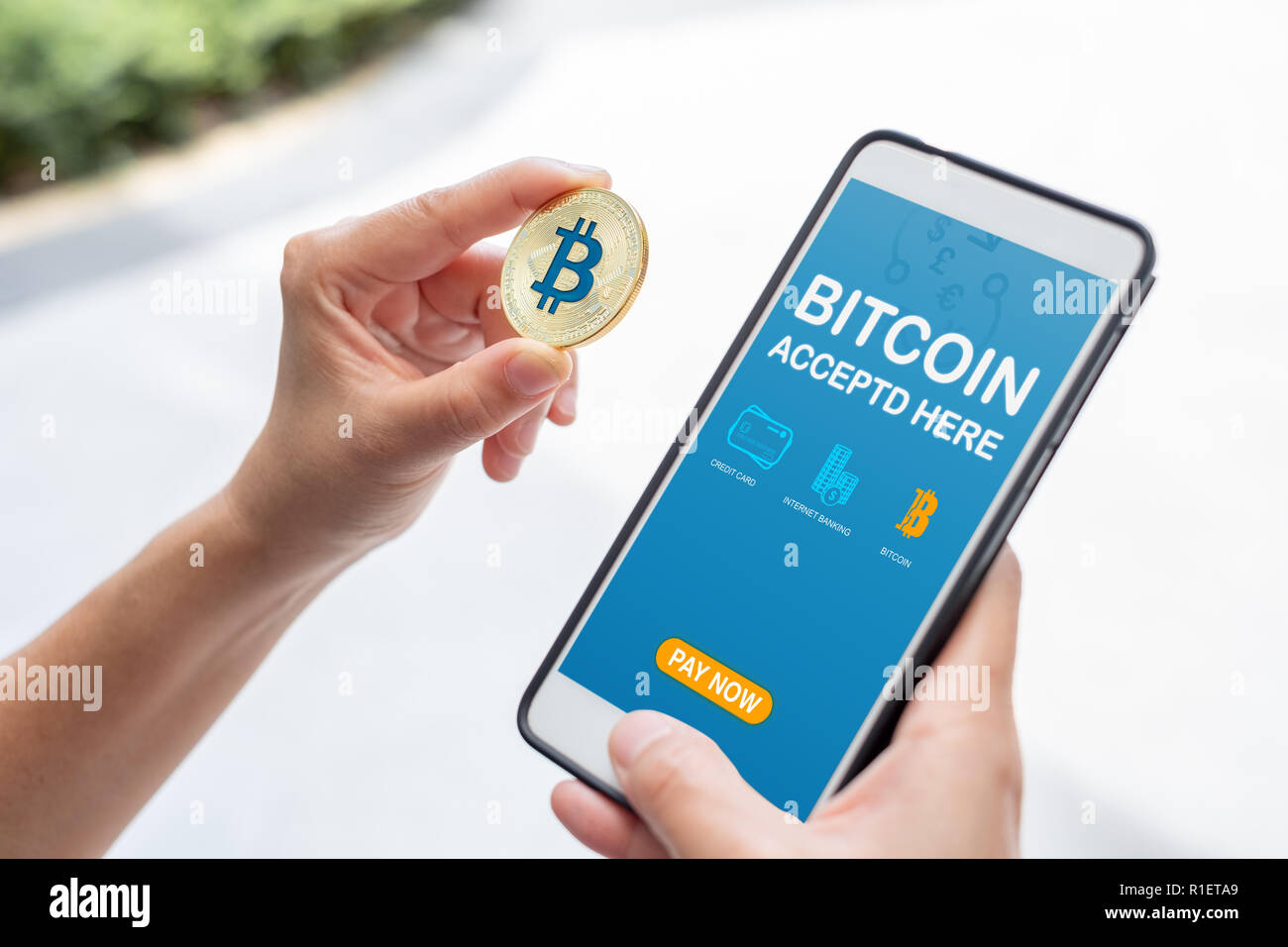 Hand Mit Gold Bitcoin Bezahlen Rechnung Online Store Auf Mobile App - 