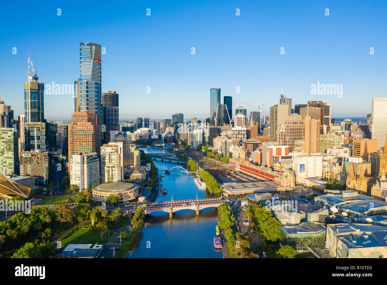 Antenne überblicküber Melbourne CBD in den Morgen Stockfoto