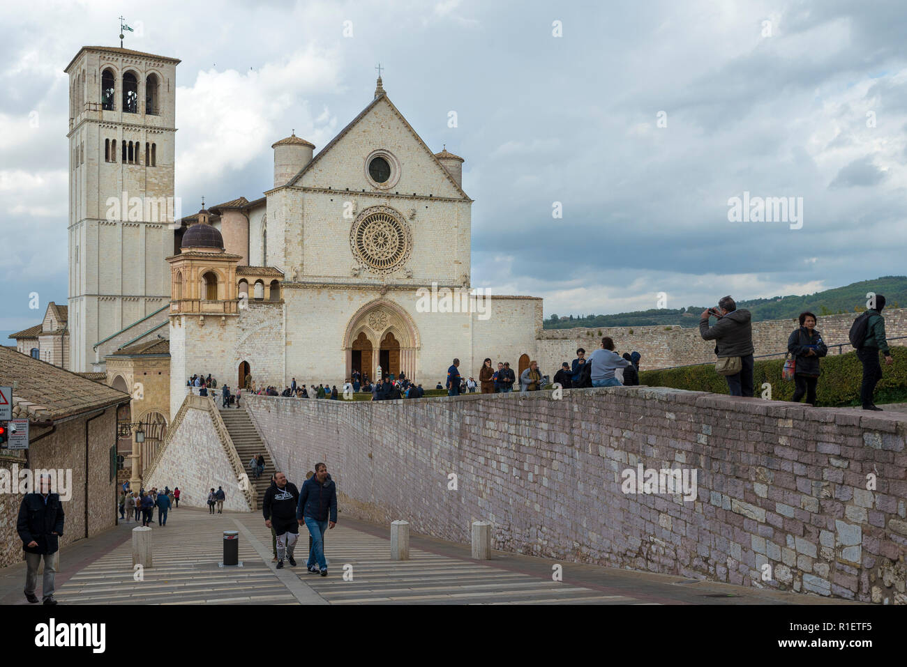 ASSISI, Italien - 27. Oktober 2018: Die berühmten Basilika des Hl. Franziskus von Assisi (Basilika Papale di San Francesco) Stockfoto