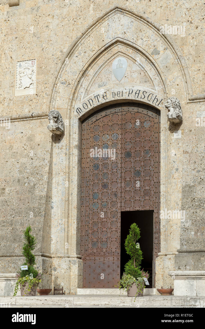 SIENA, ITALIEN - Oktober 27, 2018: Tor der Banca Monte dei Paschi di Siena S.p.A. als Bmps oder nur MPS bekannt, ist eine italienische Bank. Tracing seiner histo Stockfoto