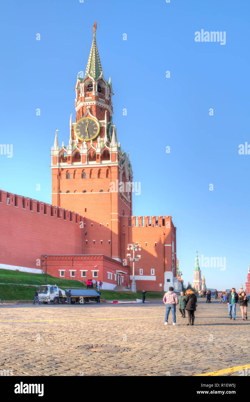 Moskau, Russland - November 07.2018: Markante Uhr auf die Spasskaja Turm der Moskauer Kreml in der historischen und kulturellen Teil der Stadt Stockfoto