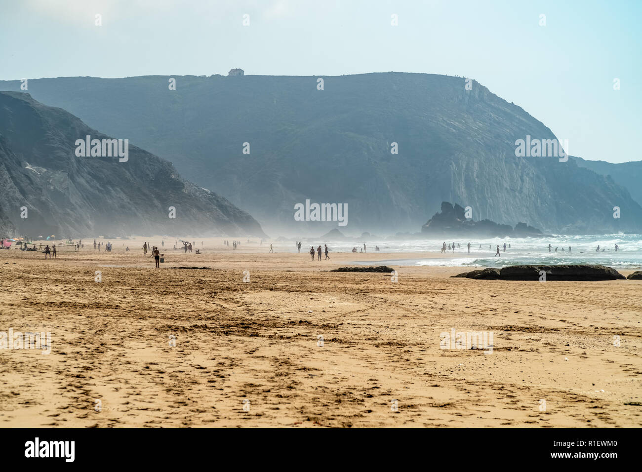 Sommer, Blick aufs Meer und die Berge Landschaft in Portugal Stockfoto