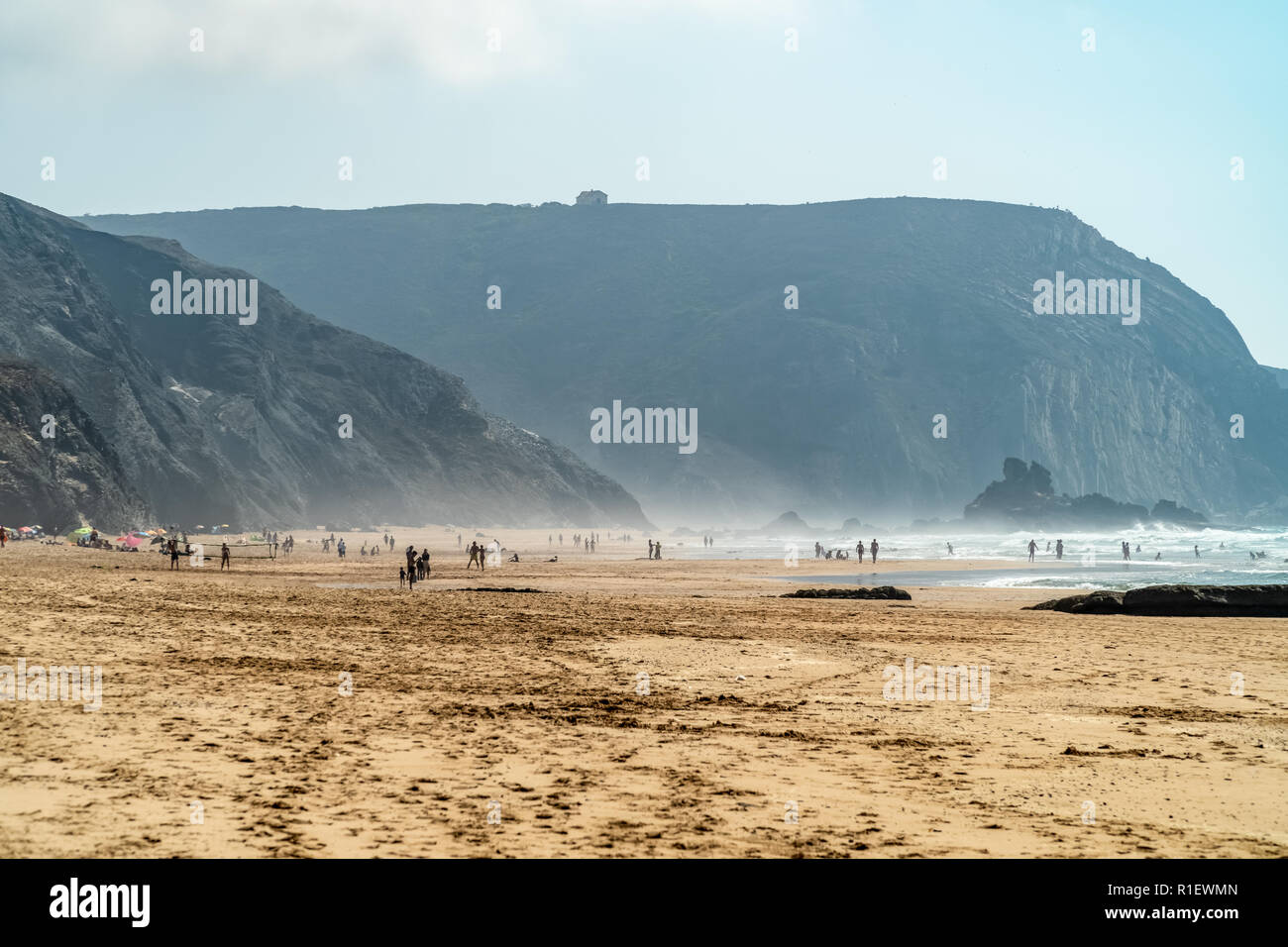 Sommer, Blick aufs Meer und die Berge Landschaft in Portugal Stockfoto