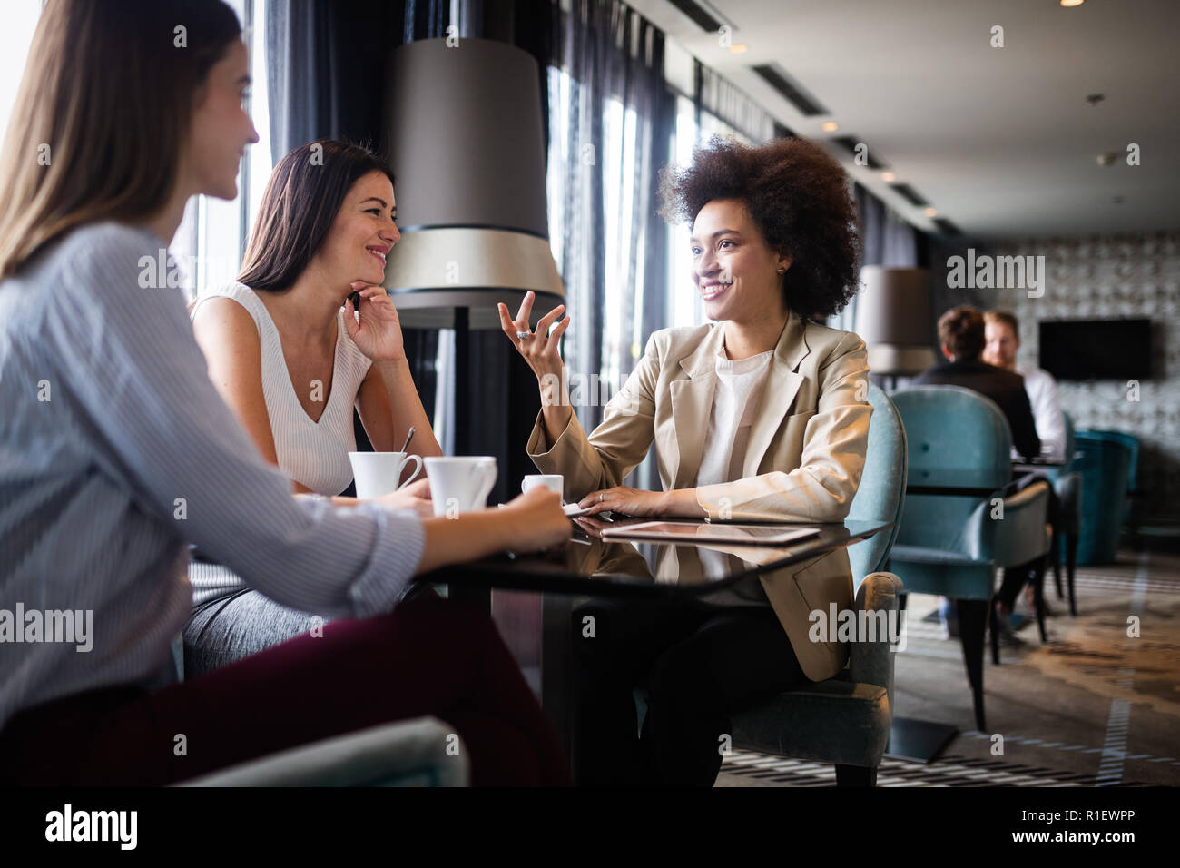 Gruppe von jungen weiblichen Freunde treffen im Cafe Stockfoto