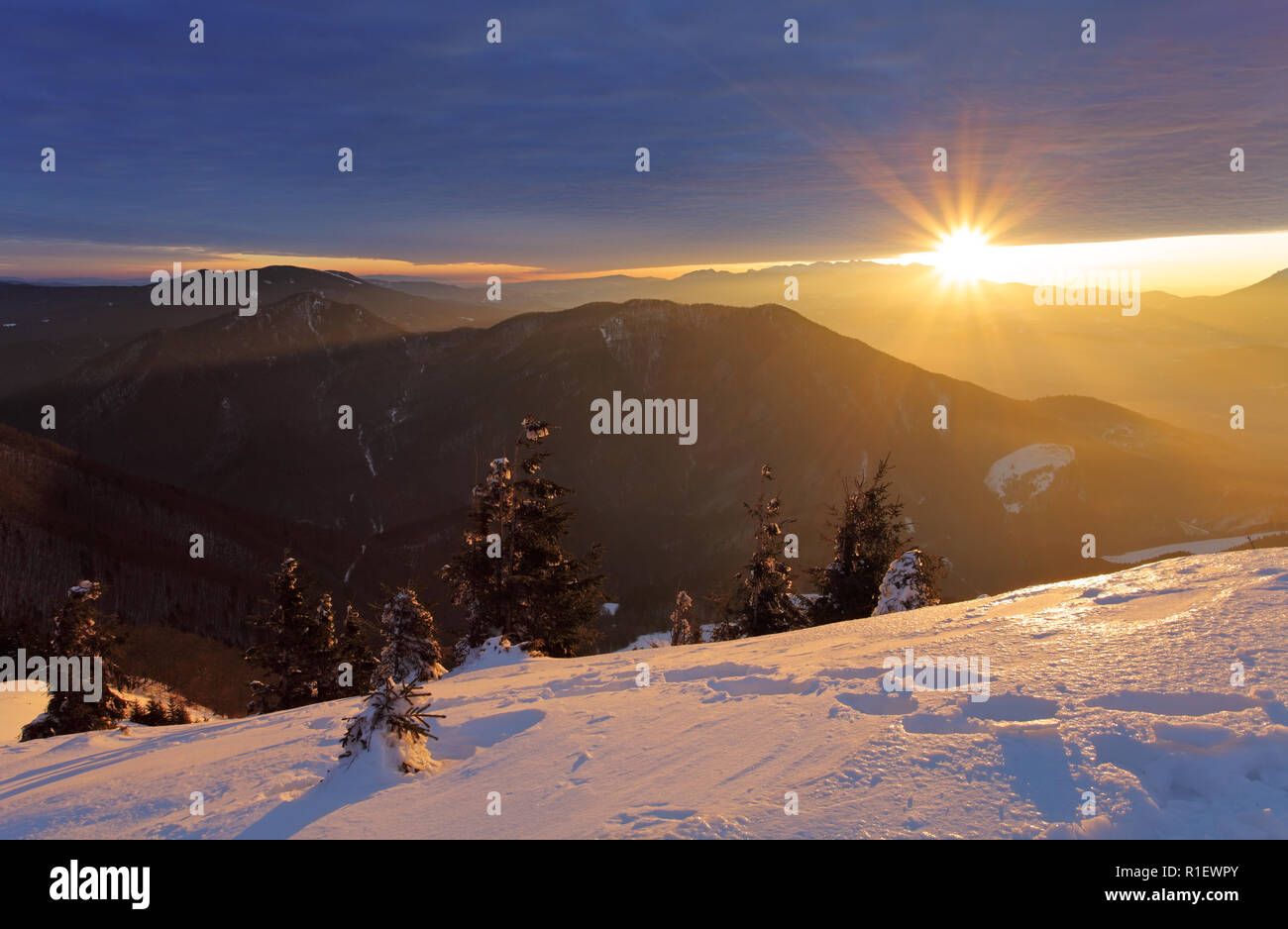 Winter Berg mit Sun - Slowakei Stockfoto