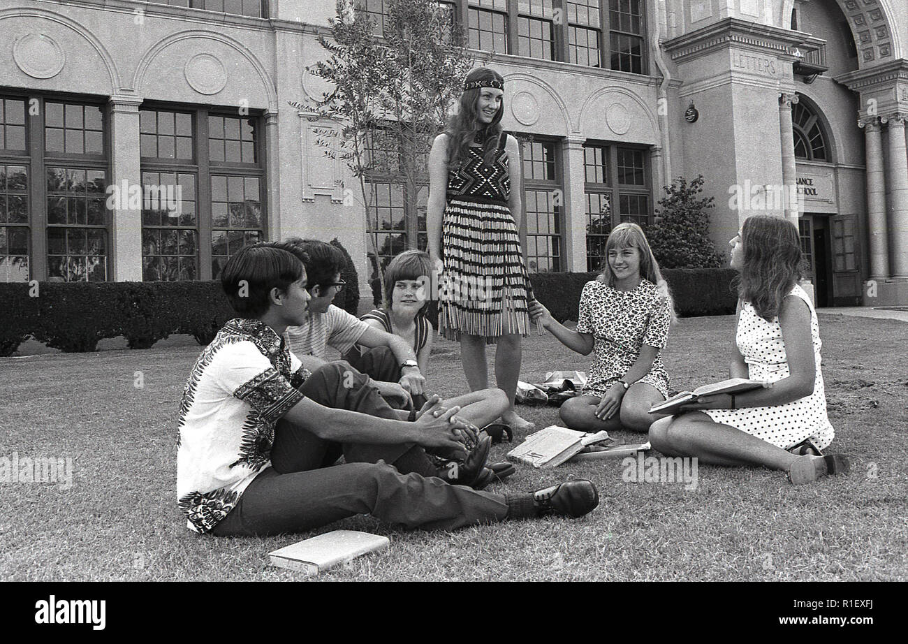 1970 s, historische, LA, High School Kursteilnehmer sitzen auf dem Gras außerhalb ihrer Schule, Los Angeles, USA. Stockfoto