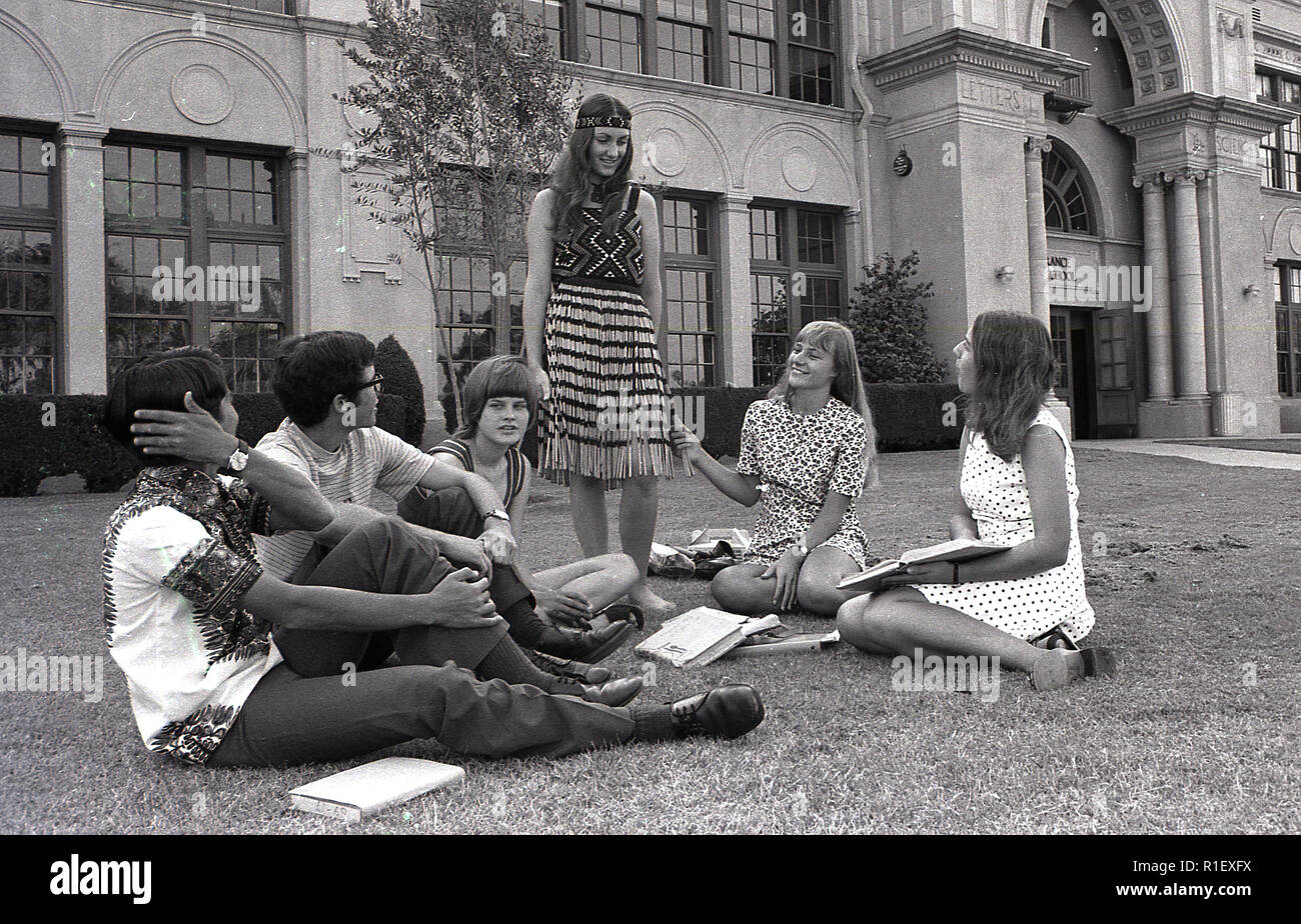 1970 s, historische, LA, High School Kursteilnehmer sitzen auf dem Gras außerhalb ihrer Schule, Los Angeles, USA. Stockfoto