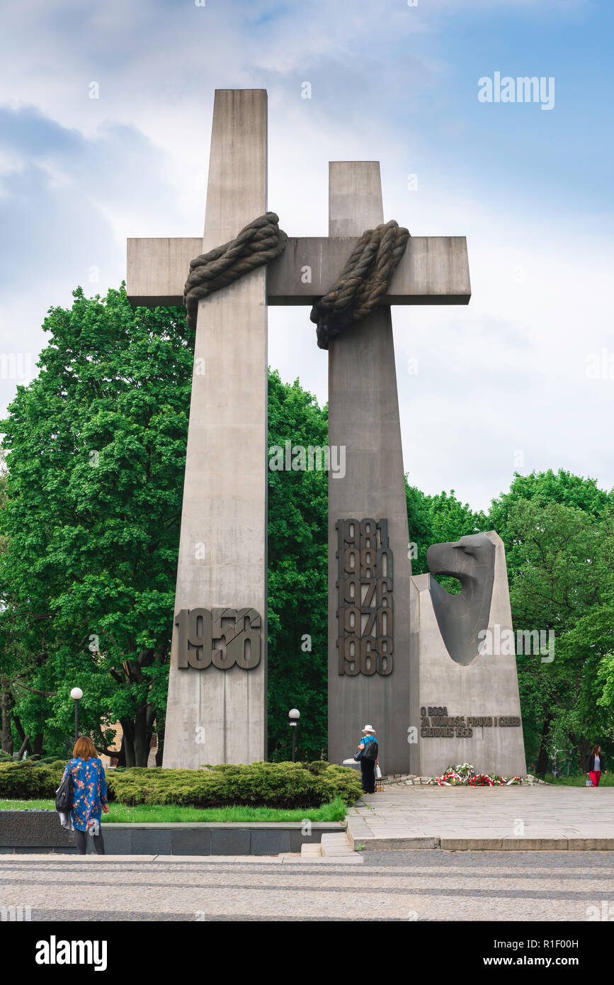 Poznan Denkmal, Ansicht von Menschen, die das Denkmal für die Opfer von Juni 1956 in Adam Mickiewicz Platz (Plac Mickiewicza), Posen, Polen. Stockfoto