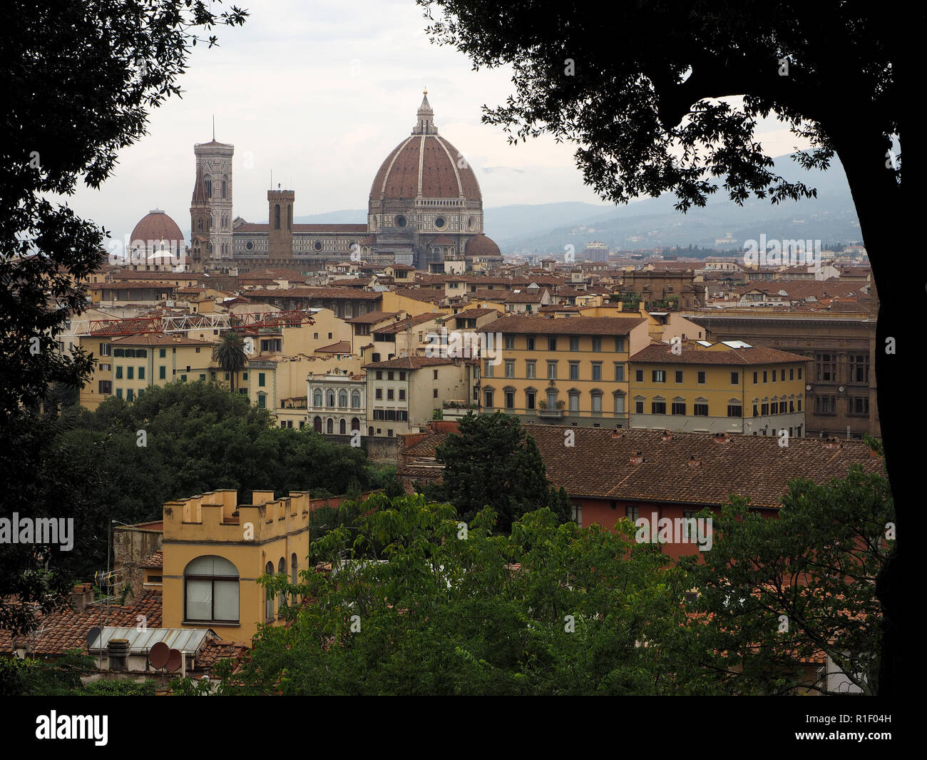 Blick über Florenz von San Miniato Hügel über das Tor von San Niccolò in Richtung Dom, Brunelleschis Dom und Giottos Campanile in Florenz, Italien Stockfoto