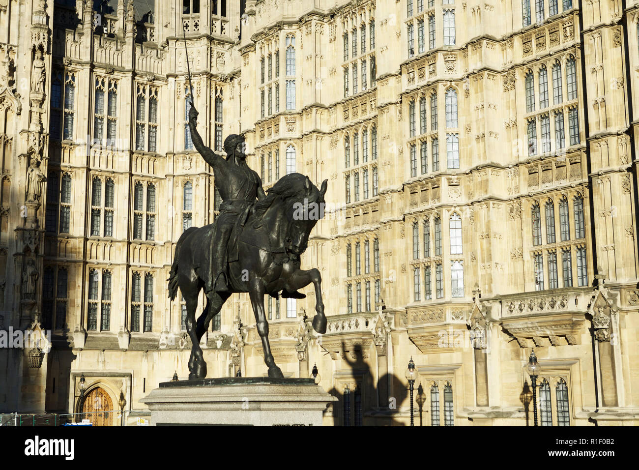 London Statue: Richard Löwenherz/Richard Coeur de Lion, König von England - Westminster, London, England, UK. Stockfoto