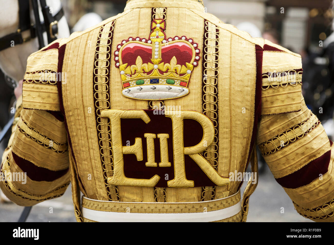 Stickerei: Zeremonielle Uniformen: Zeremonielle Uniform des Household Cavallry Mounted Band. Elizabeth Regina II., königliches Wappen. Stockfoto