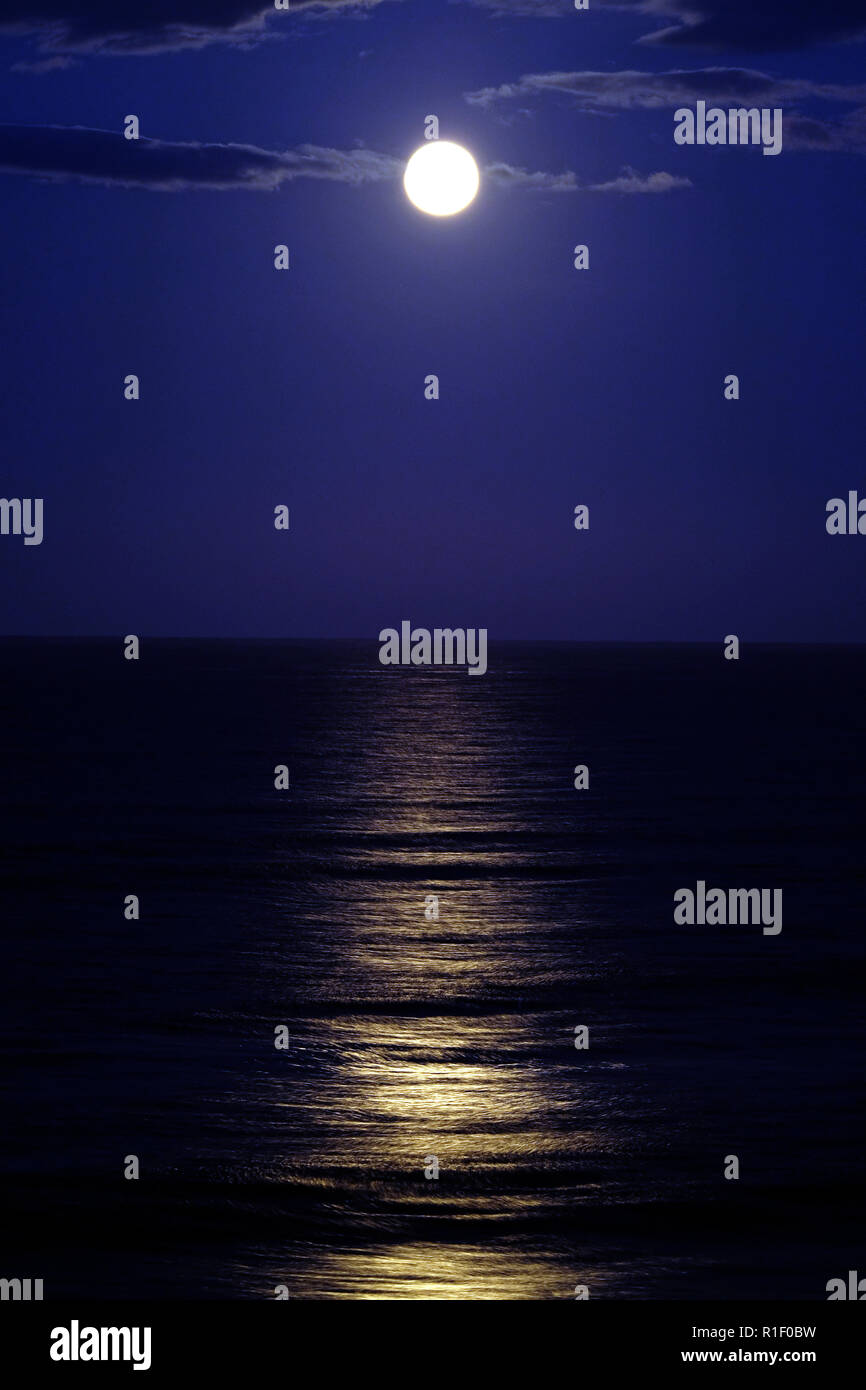 Vollmond verursachen Reflexionen über Meer bei Flut. Ostküste von Großbritannien. Yorkshire. Stockfoto