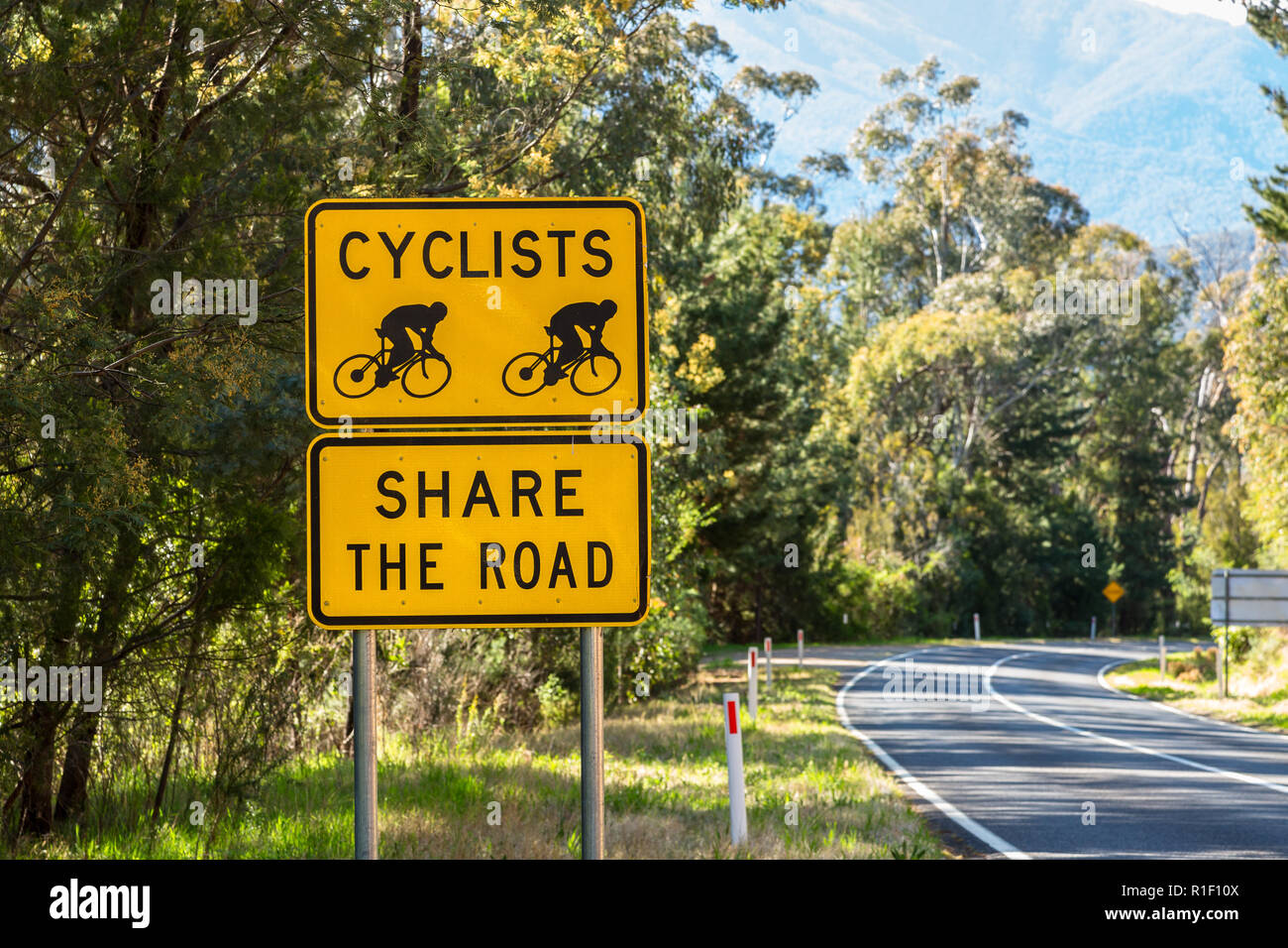 Radfahrer Teilen die Verkehrsschild Australien Stockfoto