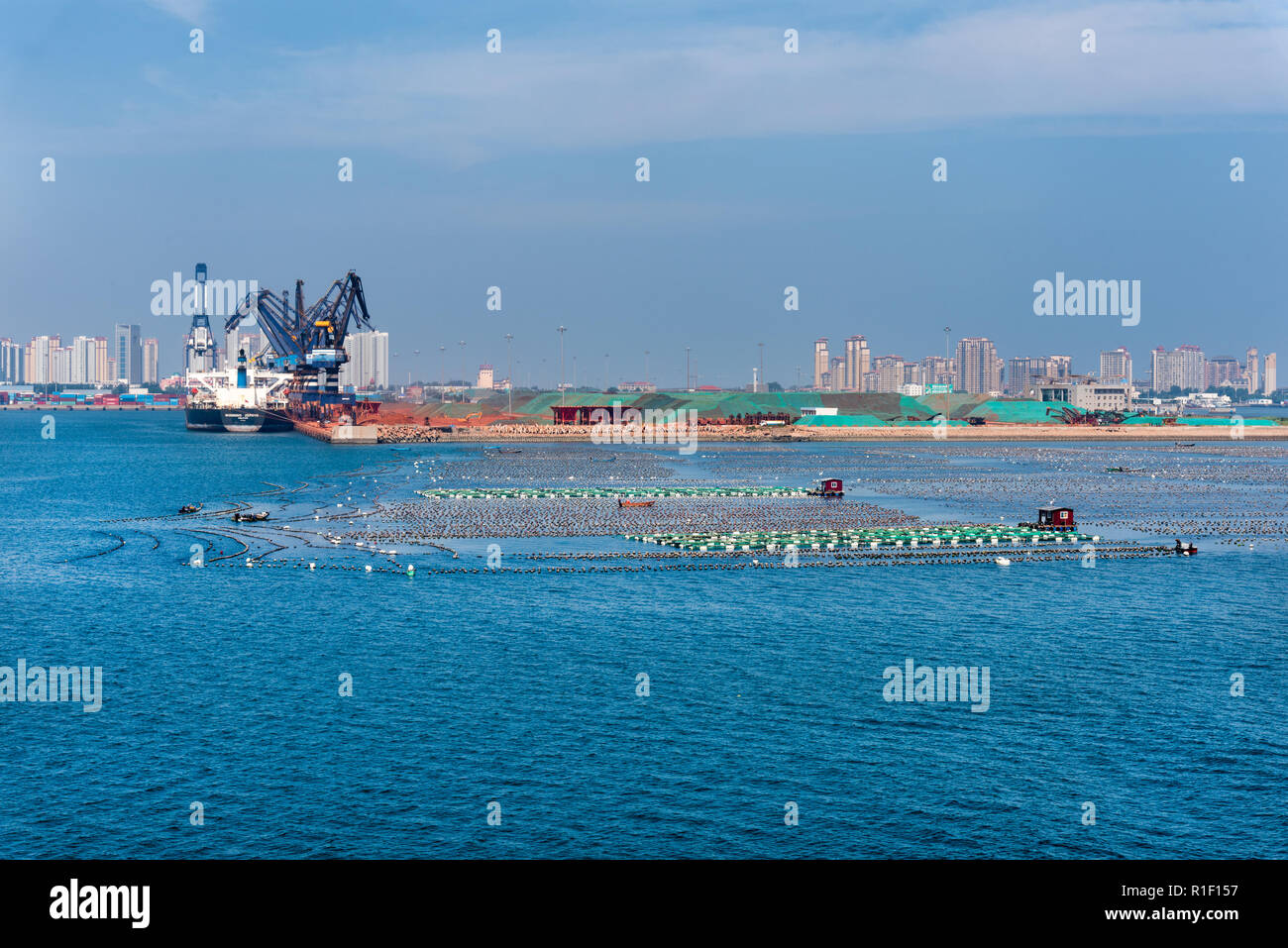 YANTAI, Provinz Shandong, China - 21 May 2018: Bulk Carrier, Winning Zephyr entladen Bauxit aus Guinea, an der Art.Nr. 318 Bauxit Anlegeplatz in West Yantai Port Stockfoto