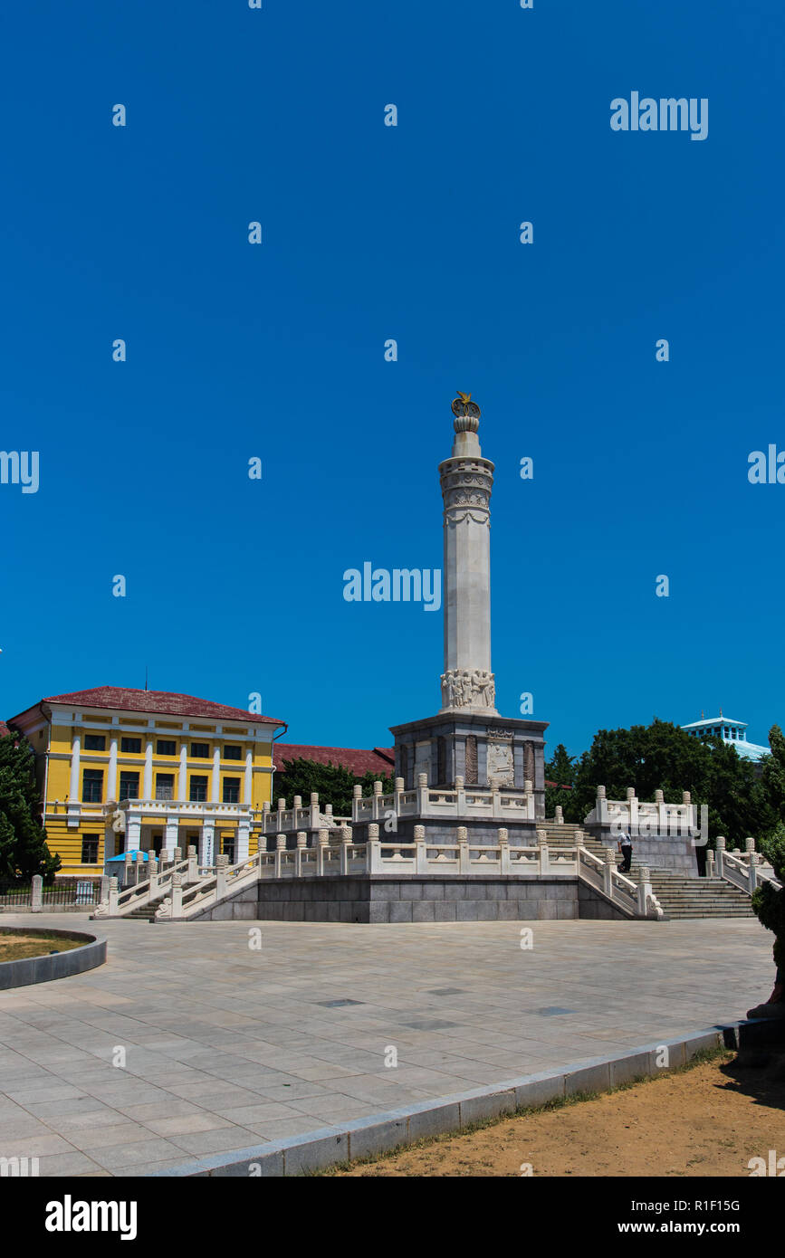 LUSHUN, Liaoning, China - 22 May 2018: Die sino-sowjetische Freundschaft Denkmal ist außerhalb des Museums in Lushun entfernt. Stockfoto