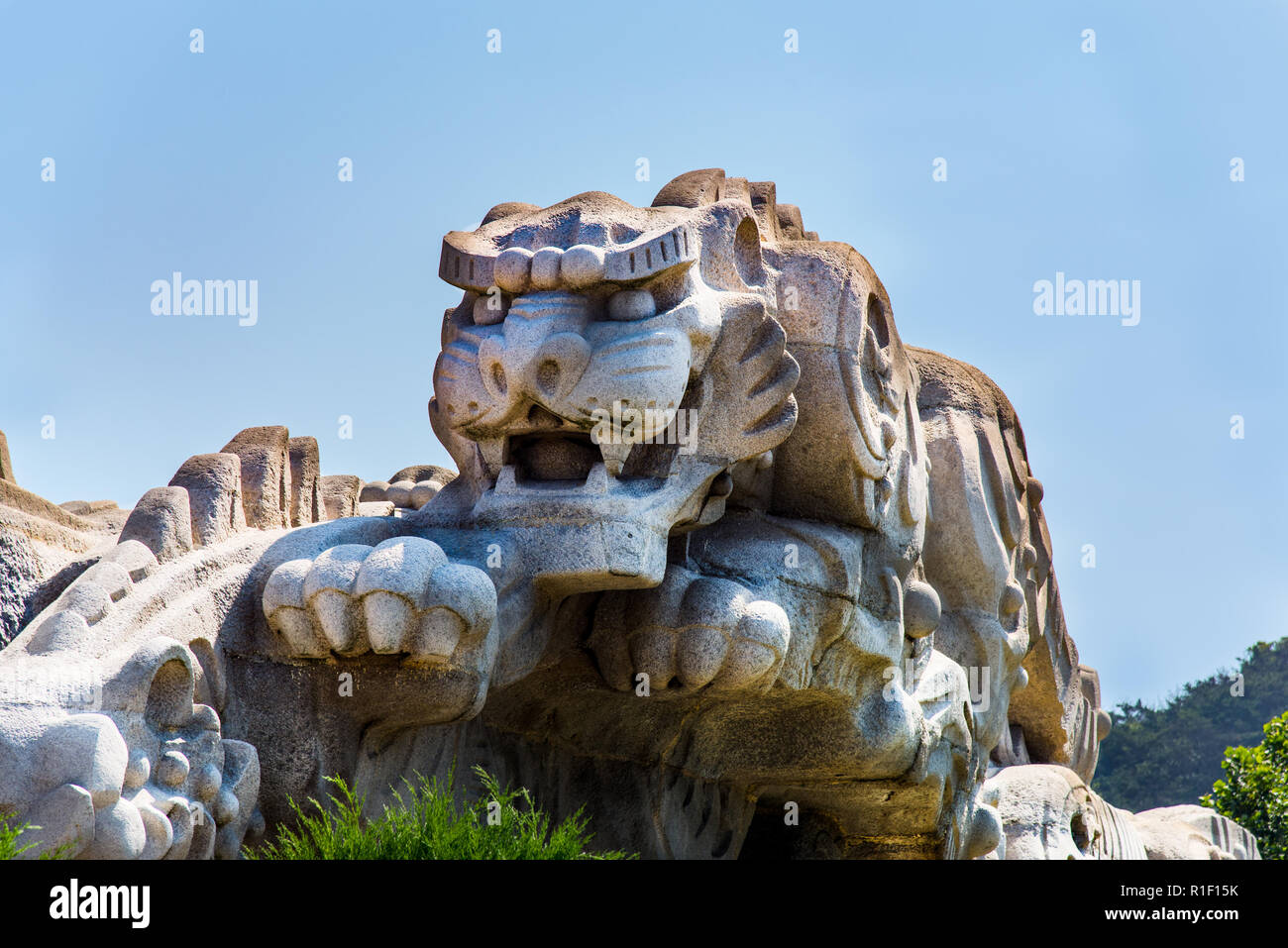 DALIAN, Provinz Liaoning, China - 22 May 2018: Tiger Skulptur in Laohutan malerischen Park. Stockfoto