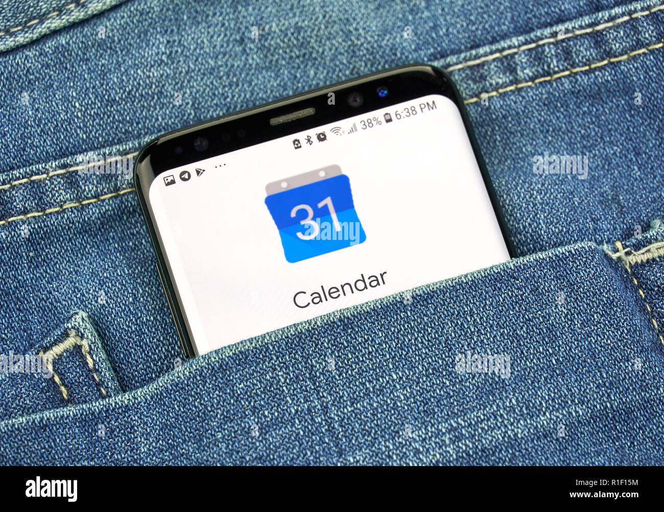 MONTREAL, KANADA - 4. OKTOBER 2018: Google Kalender App auf s8 Bildschirm in einem Blue Pocket Jeans. Google ist ein amerikanisches Unternehmen, das eine Stockfoto