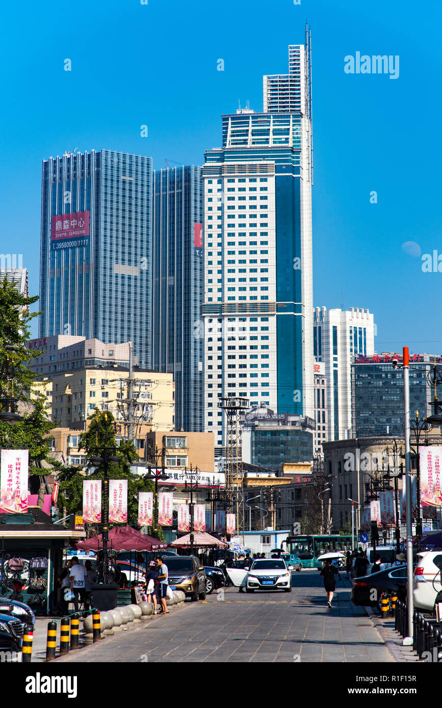 DALIAN, Provinz Liaoning, China - 22 May 2018: Gebäude im Zentrum von Dalian, aus dem Russischen Straße aus gesehen. Stockfoto