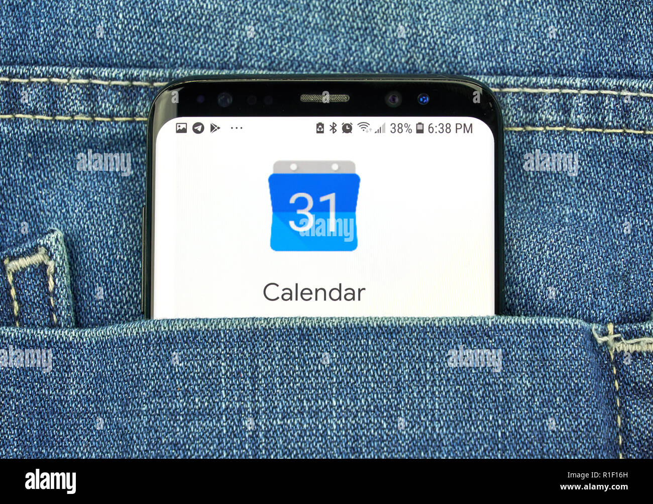 MONTREAL, KANADA - 4. OKTOBER 2018: Google Kalender App auf s8 Bildschirm in einem Blue Pocket Jeans. Google ist ein amerikanisches Unternehmen, das eine Stockfoto