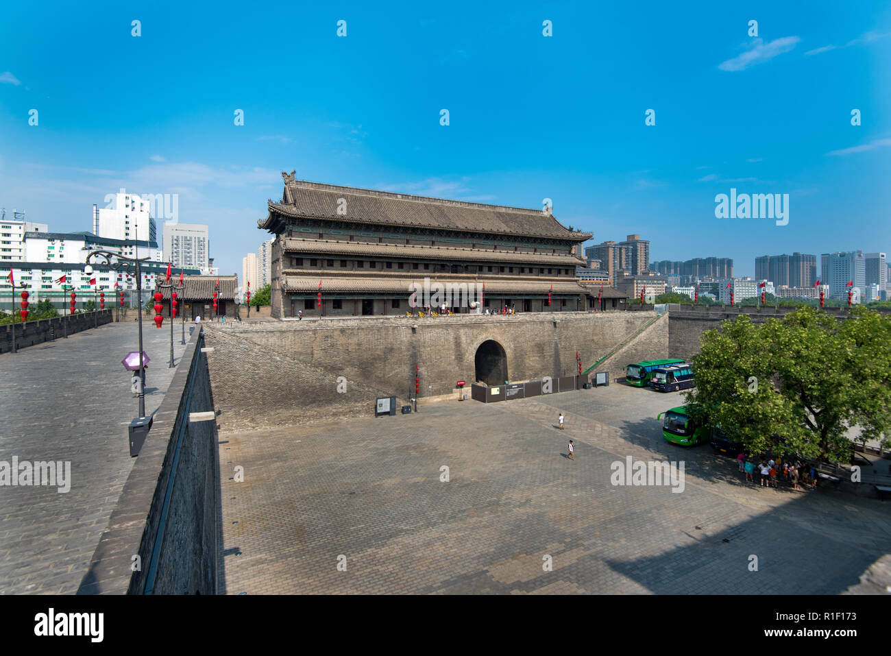 XIAN, CHINA - 26 May 2018: Der bogenschütze Turm ist der Haupteingang der Xian Stadtmauer, die die gesamte Stadt in China. Stockfoto