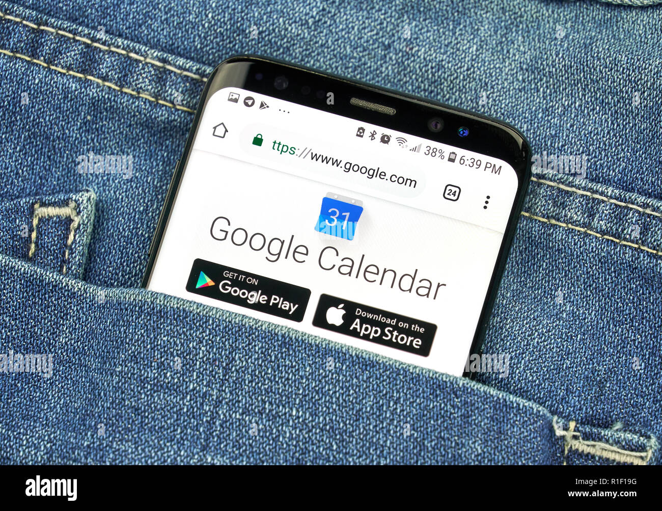 MONTREAL, KANADA - 4. OKTOBER 2018: Google Kalender App auf s8 Bildschirm in einem Blue Pocket Jeans. Google ist ein amerikanisches Unternehmen, das eine Stockfoto