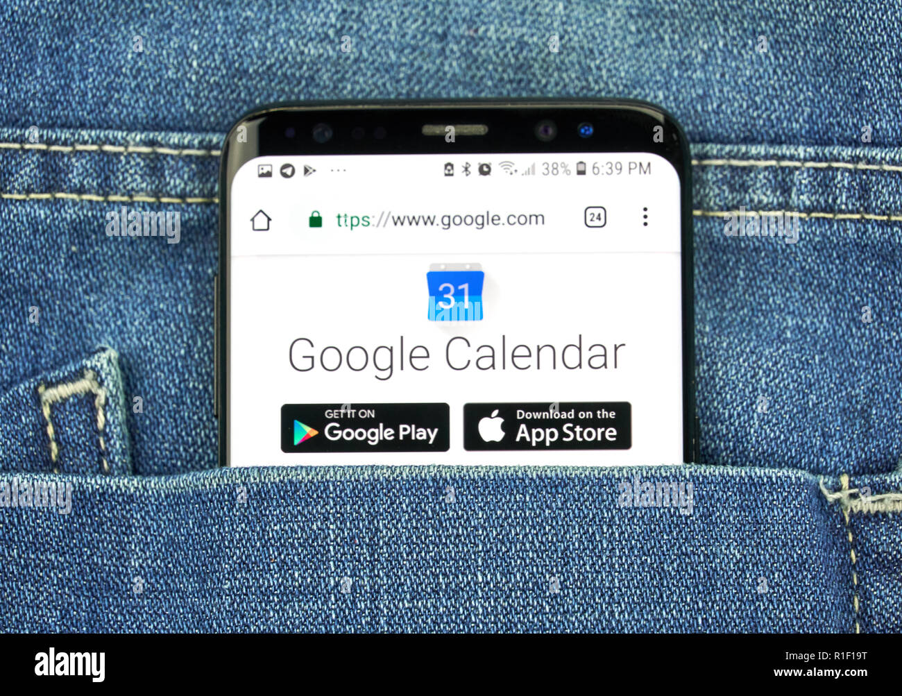 MONTREAL, KANADA - 4. OKTOBER 2018: Google Kalender App auf s8 Bildschirm in einem Blue Pocket Jeans. Google ist ein amerikanisches Unternehmen, das eine Stockfoto